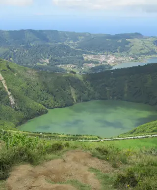 Bestaune die faszinierenden Farben der Kraterseen